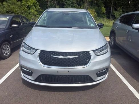 Used 2024 Chrysler Pacifica Touring-L FWD image 2