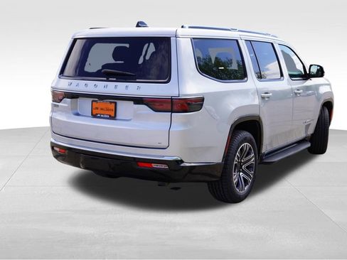 Certified 2024 Jeep Wagoneer Series II w/ Flexible Seating Group AWD/4WD image 5