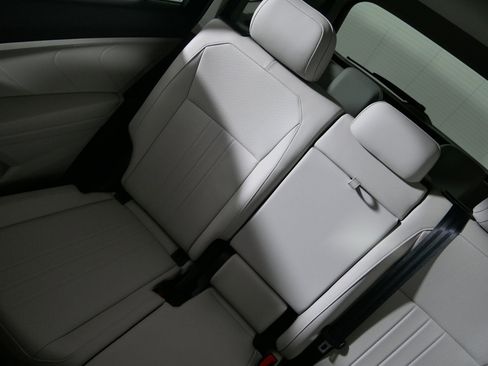 Used 2023 Volkswagen Tiguan SE w/ Panoramic Sunroof Package image 12