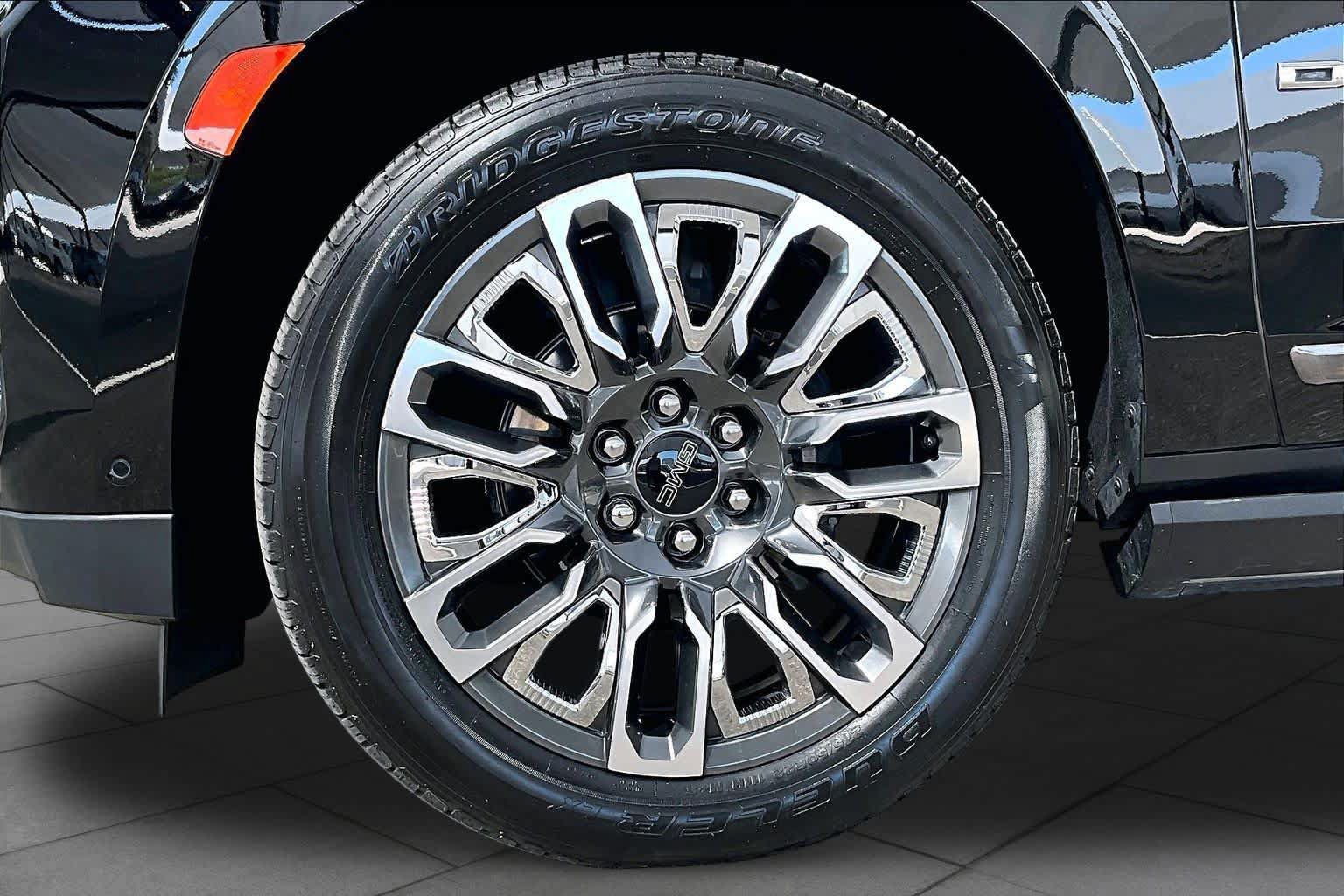 Used 2024 GMC Yukon XL Denali Ultimate AWD/4WD image 11