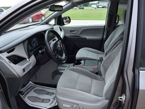 Used 2019 Toyota Sienna LE FWD image 9