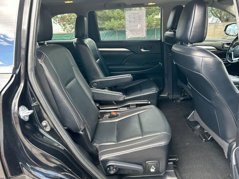 Used 2019 Toyota Highlander XLE image 17