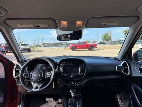 Used 2023 Kia Soul LX w/ LX Technology Package FWD image 19