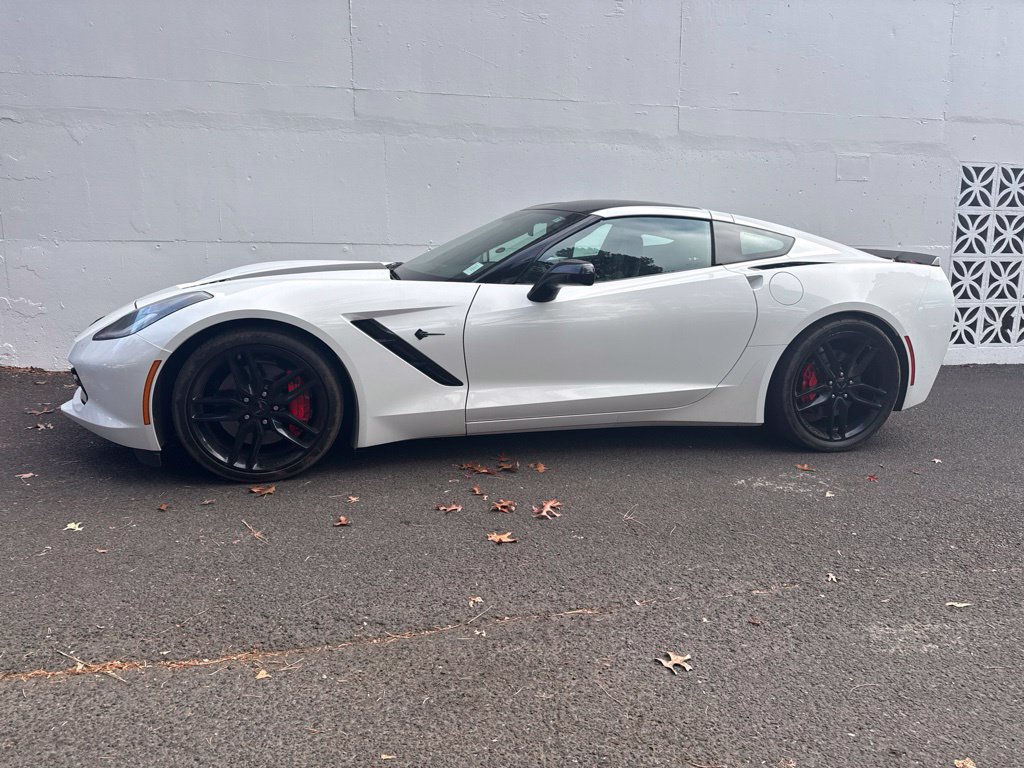 Used 2017 Chevrolet Corvette Stingray Coupe RWD image 2