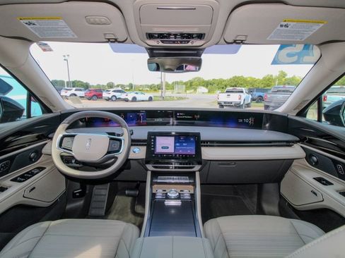 Used 2025 Lincoln Nautilus Reserve AWD/4WD image 11