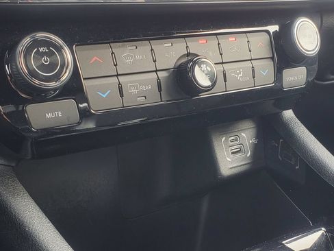 Used 2023 Jeep Compass Limited AWD/4WD image 20