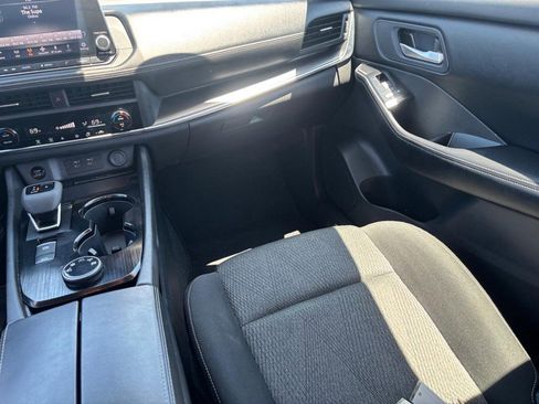 Used 2025 Nissan Rogue SV AWD/4WD image 16