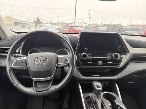 Used 2023 Toyota Highlander XLE image 13