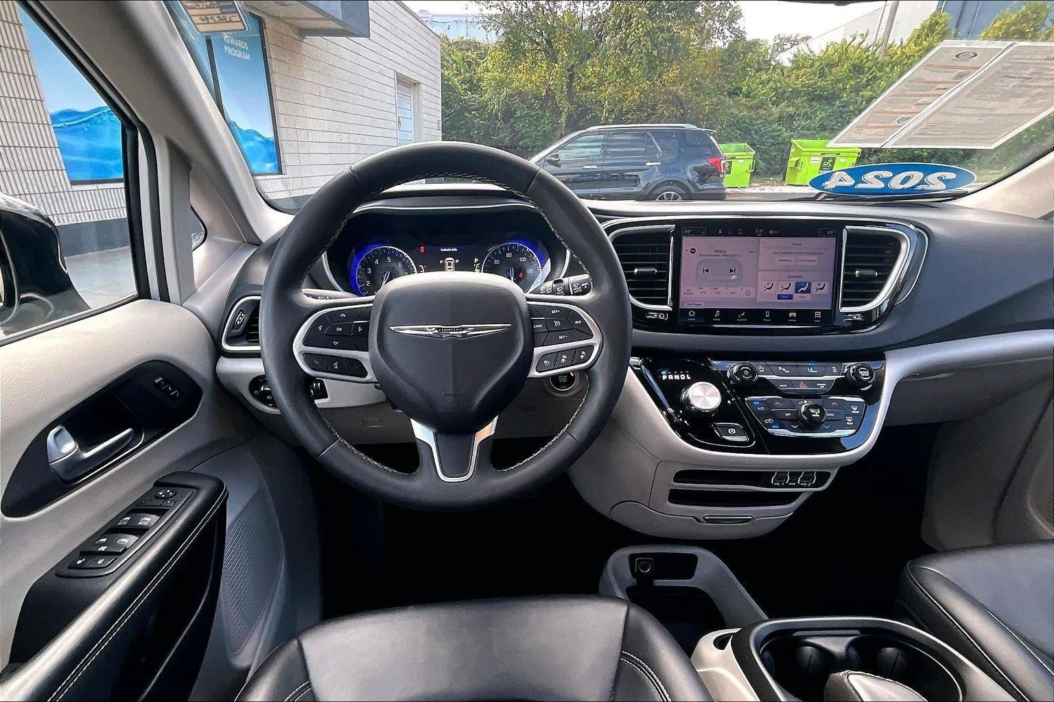 Used 2024 Chrysler Pacifica Touring-L FWD image 5