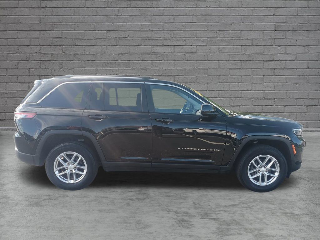 Used 2023 Jeep Grand Cherokee Laredo w/ Luxury Tech Group I AWD/4WD image 10