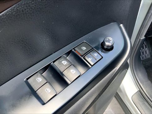 Used 2017 Toyota Highlander LE FWD image 32