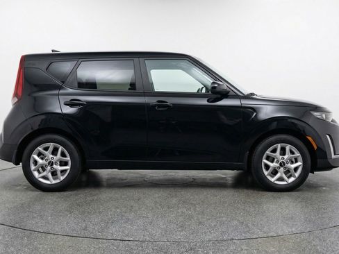Used 2025 Kia Soul LX w/ LX Technology Package FWD image 11