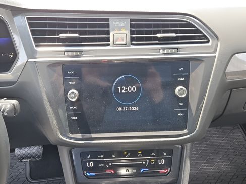 Used 2023 Volkswagen Tiguan SE w/ Panoramic Sunroof Package FWD image 18