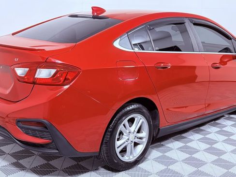 Used 2017 Chevrolet Cruze LT w/ Convenience Package FWD image 3