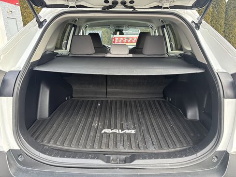 Used 2021 Toyota RAV4 XLE image 5