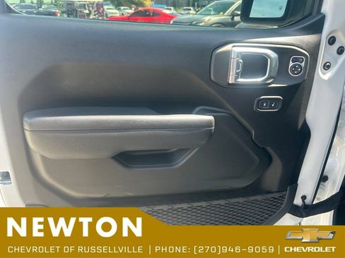 Used 2025 Jeep Gladiator Sport AWD/4WD image 8
