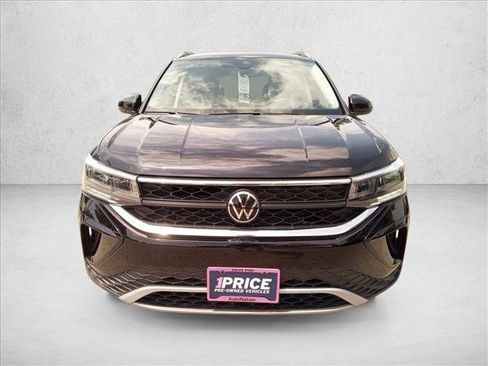 Used 2024 Volkswagen Taos SE FWD image 2
