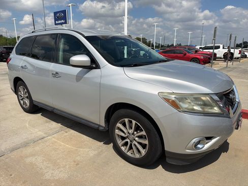 Used 2016 Nissan Pathfinder SV image 2
