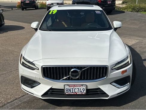 Used 2019 Volvo S60 T8 Inscription image 2
