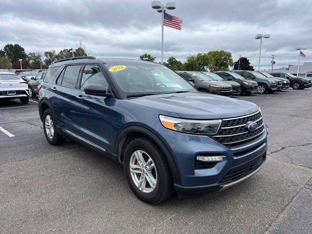 Used 2021 Ford Explorer XLT w/ Equipment Group 202A AWD/4WD image 3