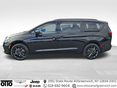 New 2026 Chrysler Pacifica Limited w/ S Appearance Package image 5