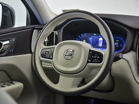 Certified 2025 Volvo XC60 T8 Plus w/ Protection Package Premier image 12