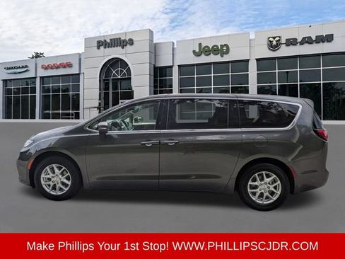 Used 2023 Chrysler Pacifica Touring-L FWD image 6
