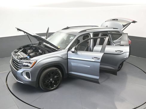 Used 2024 Volkswagen Atlas SE w/ Panoramic Sunroof Package FWD image 64