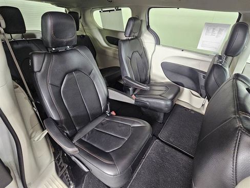 Used 2020 Chrysler Pacifica Touring-L image 16