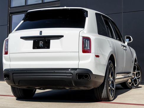 Used 2024 Rolls-Royce Cullinan Black Badge image 2
