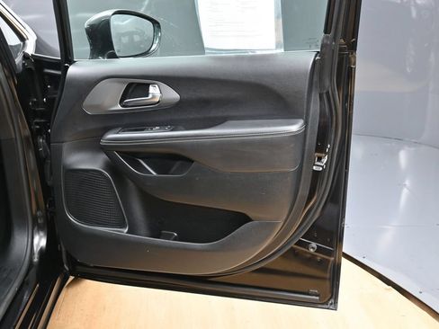 Used 2025 Chrysler Pacifica Select FWD image 32