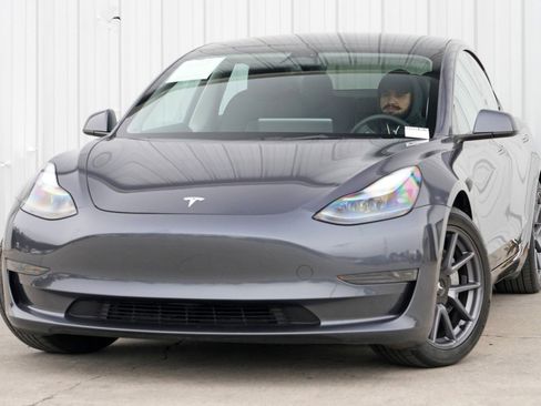 Used 2023 Tesla Model 3 Standard Range image 3
