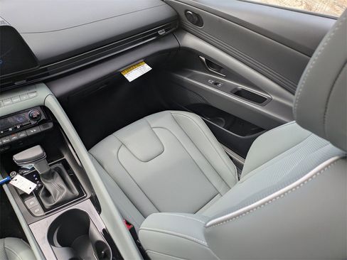 New 2025 Hyundai Elantra Limited image 15