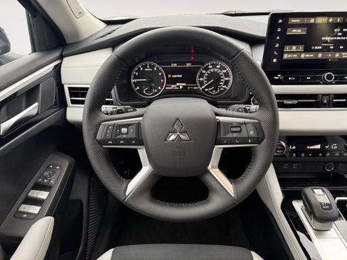Used 2025 Mitsubishi Outlander SE AWD/4WD image 12