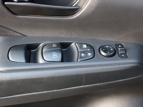 Used 2021 Nissan Kicks S image 28