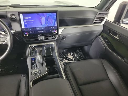 Used 2024 Lexus GX 550 AWD/4WD image 17
