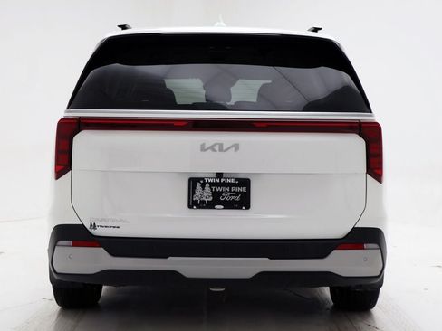 Used 2025 Kia Carnival EX FWD image 8