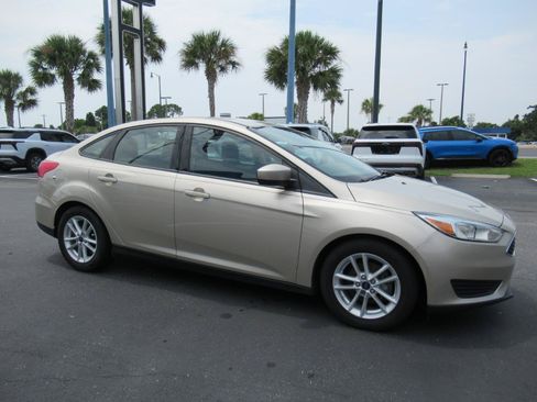 Used 2018 Ford Focus SE FWD image 4