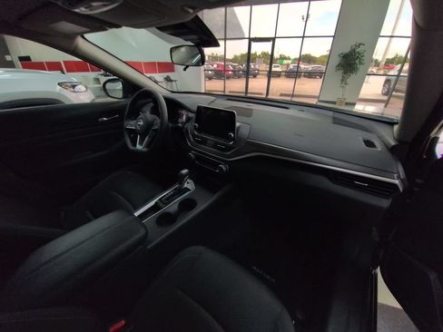 Used 2025 Nissan Altima 2.5 SV FWD image 29