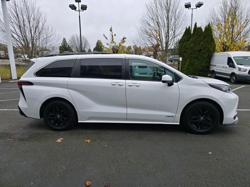 Used 2021 Toyota Sienna LE image 8