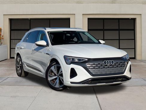 Used 2024 Audi Q8 e-tron Premium Plus image 32