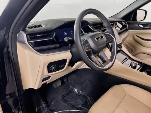 Used 2023 Jeep Grand Cherokee Limited AWD/4WD image 9