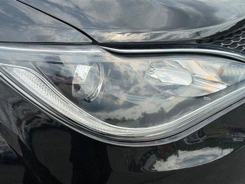 Used 2018 Chrysler Pacifica Touring-L FWD image 11