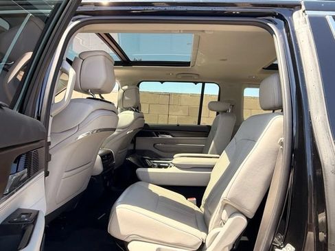 Used 2023 Jeep Grand Wagoneer 4WD image 12