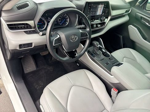 Used 2020 Toyota Highlander XLE FWD image 9