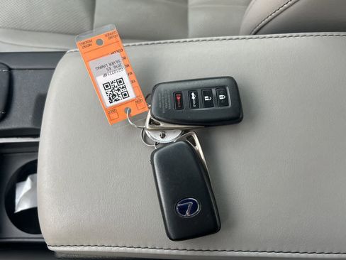 Used 2016 Lexus ES 300h image 40