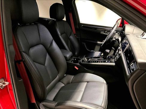 Used 2025 Porsche Macan image 22