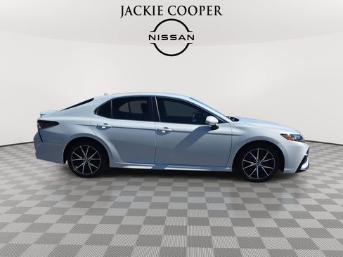 Used 2023 Toyota Camry SE image 4