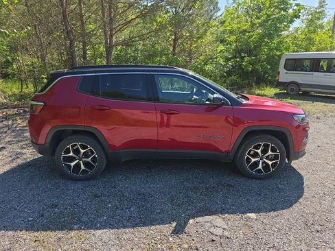 Used 2025 Jeep Compass Limited AWD/4WD image 2