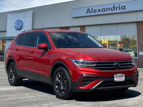 Certified 2023 Volkswagen Tiguan SE w/ Panoramic Sunroof Package image 1